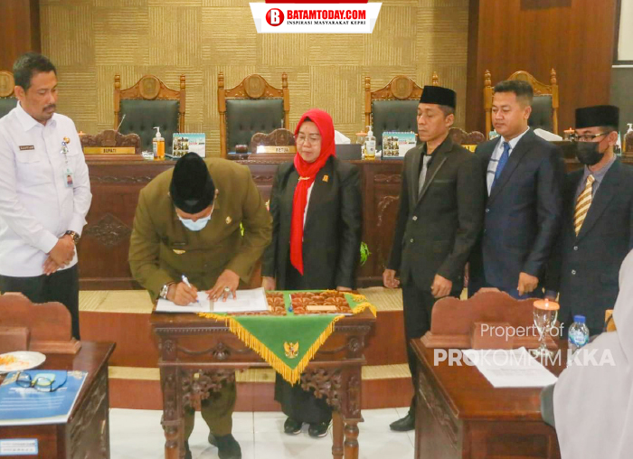 Bupati Kabupaten Anambas saat menandatangani draft Ranperda APBD 2023